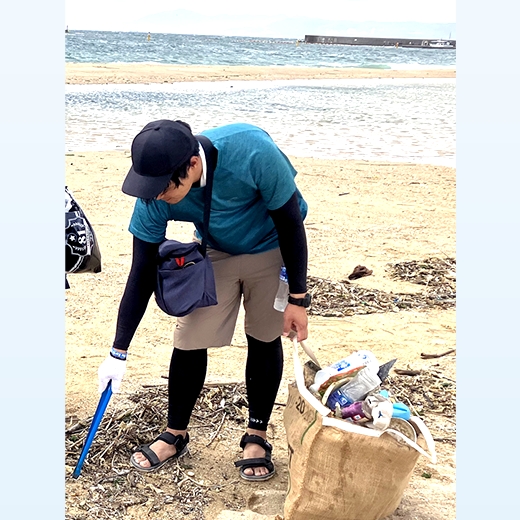 海岸でごみ拾いのボランティア